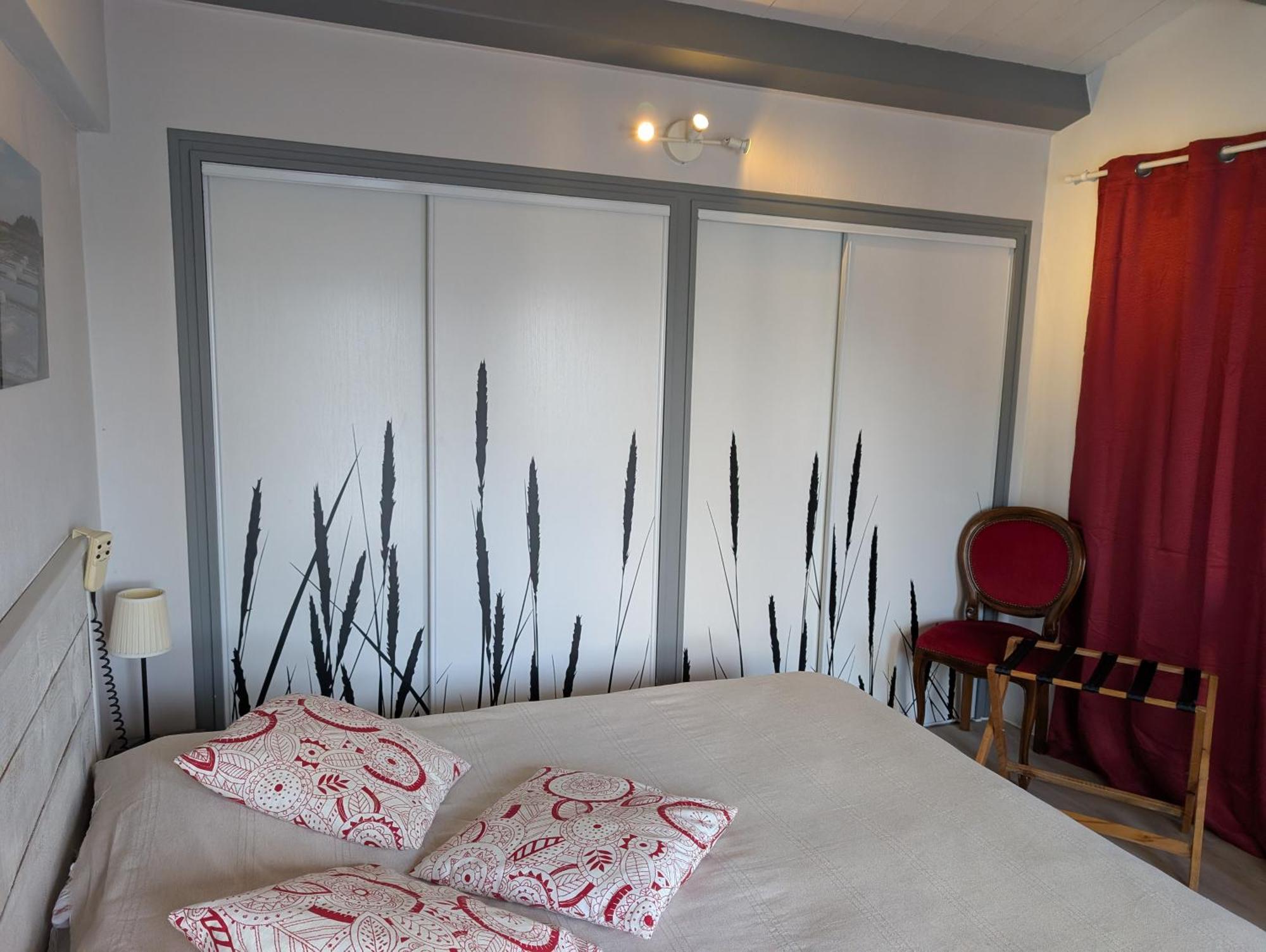 Les Yeux Bleus Bed & Breakfast Нуармутье Номер фото