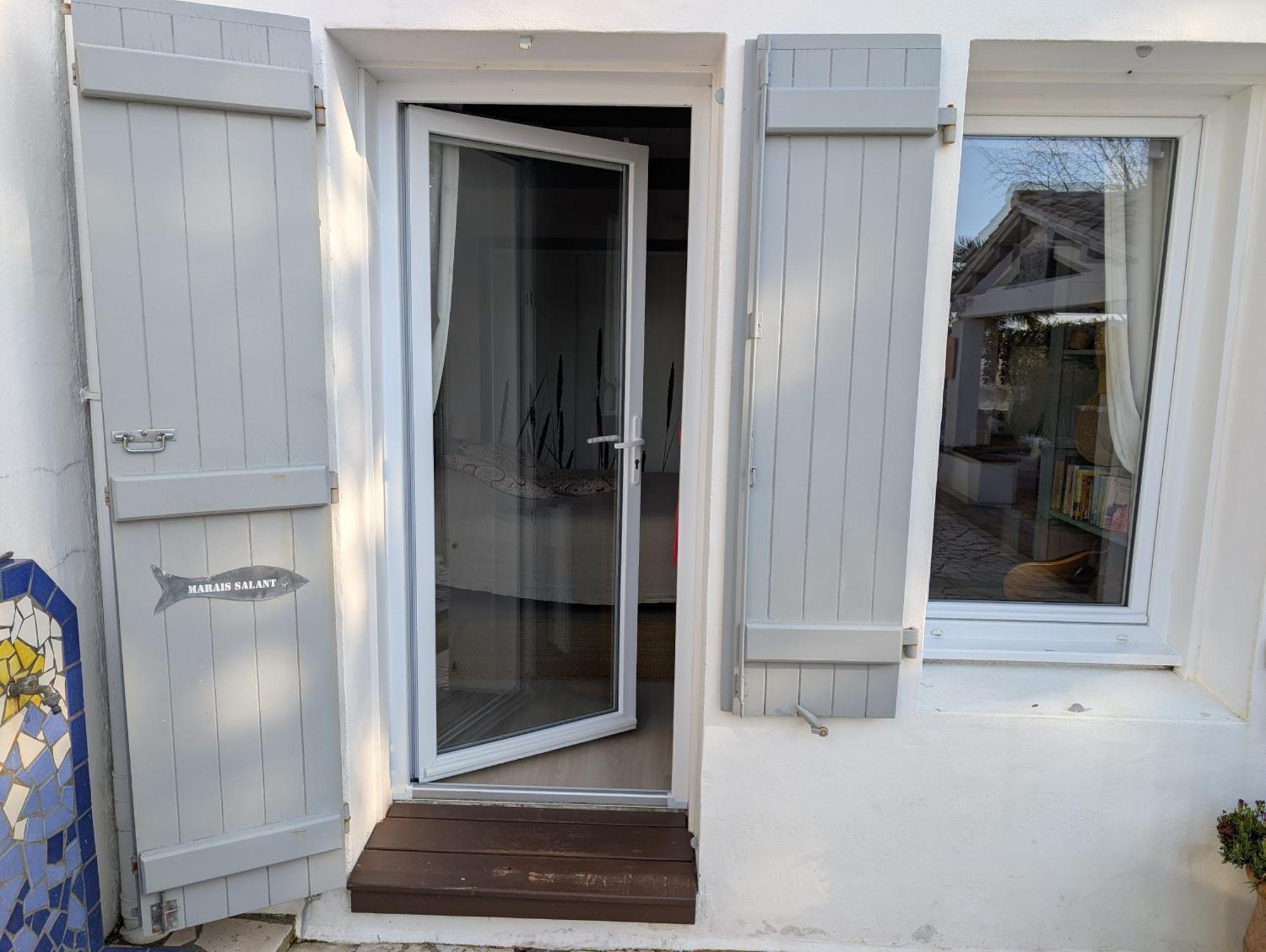 Les Yeux Bleus Bed & Breakfast Нуармутье Номер фото